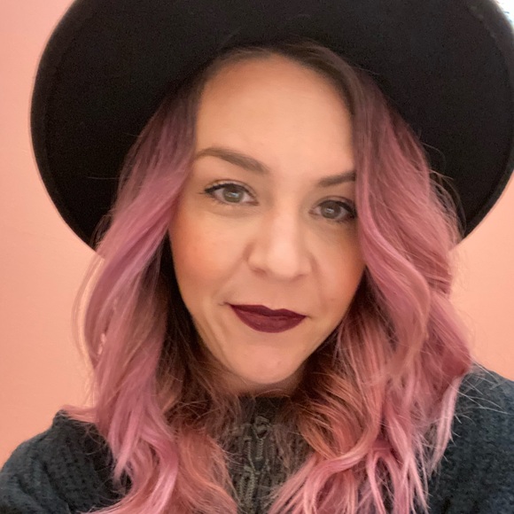 Profile Picture of Rebecca g Knight (@colourista_) on Poshmark