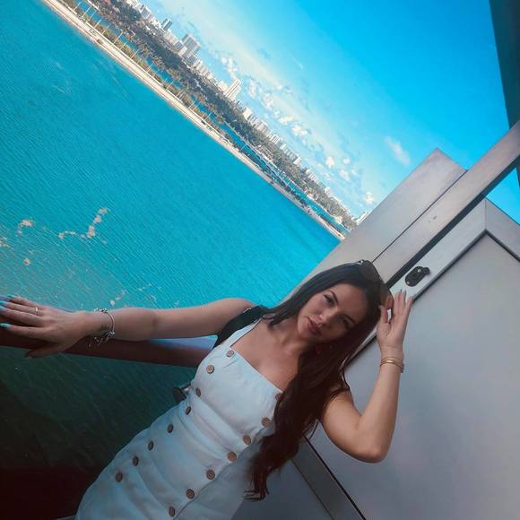 Profile Picture of Crystal Li (@crystallaure) on Poshmark