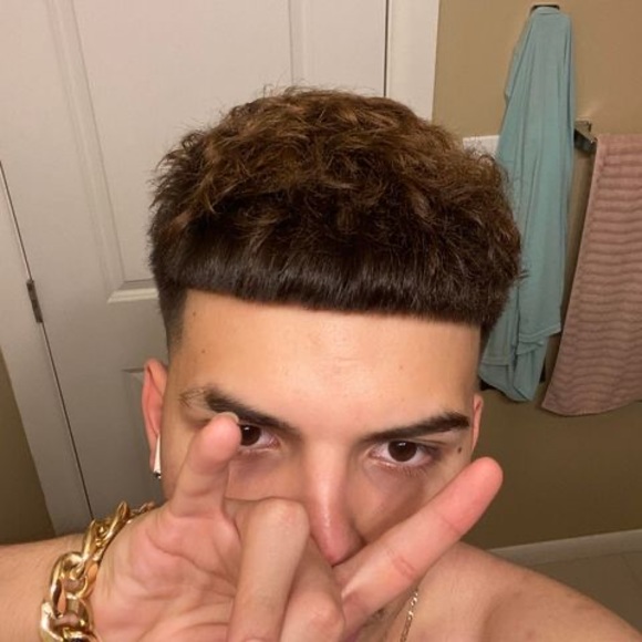 Profile Picture of Chris Saenz (@chrissaenz966) on Poshmark