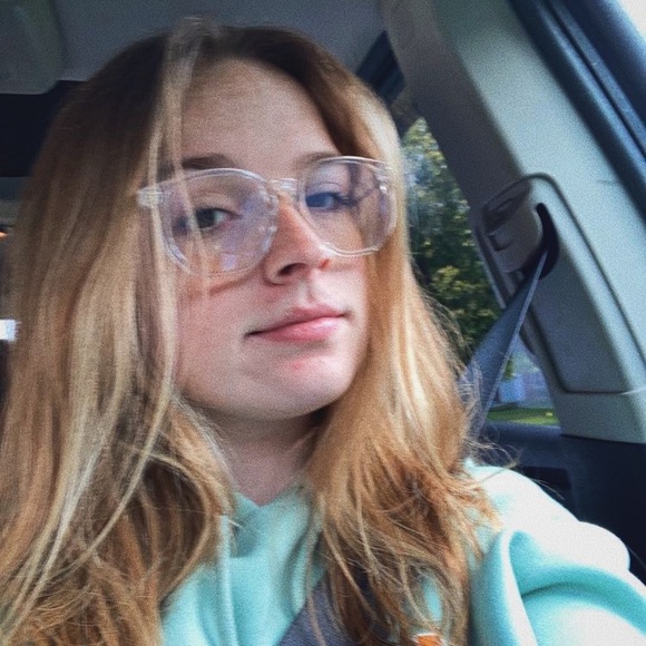 Profile Picture of Shelby Bonlander (@sbonlander) on Poshmark