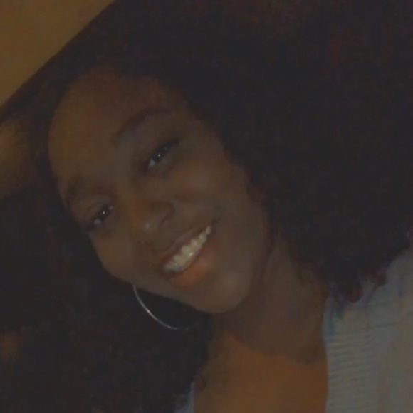 Profile Picture of Dorshavia 💕 (@_shaay_) on Poshmark