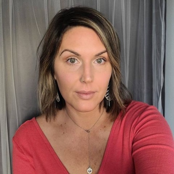 Profile Picture of Renee Haines (@renee_m_haines) on Poshmark