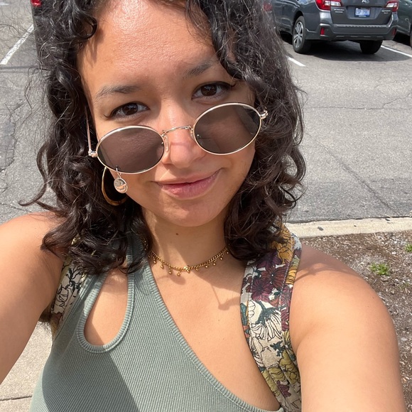 Profile Picture of Amanda Mayer (@lem0nzinger) on Poshmark