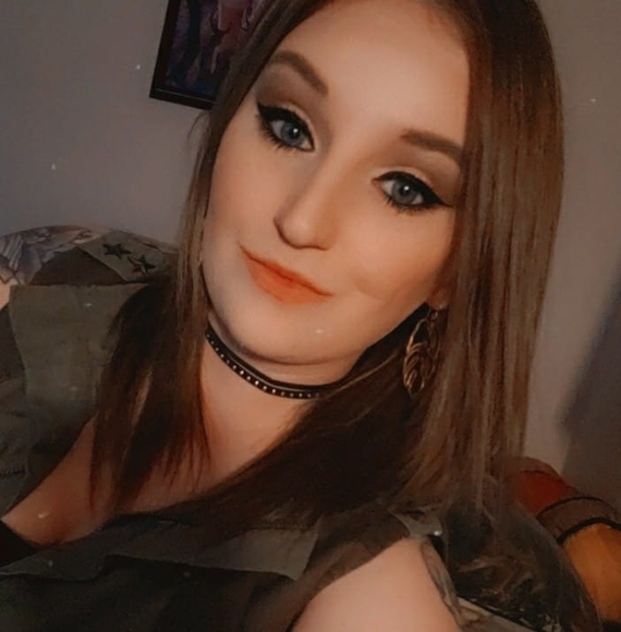 Profile Picture of Mikkena Bruss (@mikkenabruss) on Poshmark