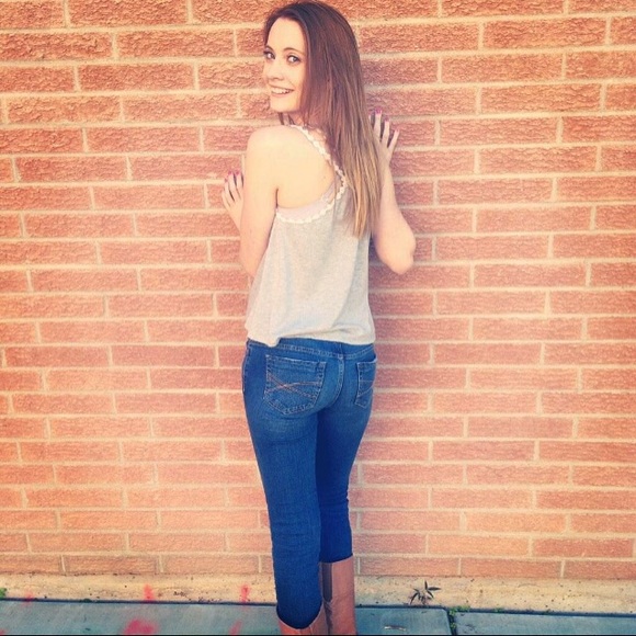 Profile Picture of Cassie Bishop (@cassiebish1998) on Poshmark