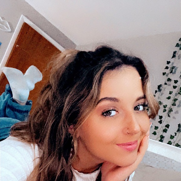 Profile Picture of Claire Zulawski (@claire_zulawski) on Poshmark