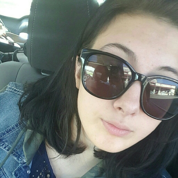 Profile Picture of Marissa Luzzi (@musicforever15) on Poshmark