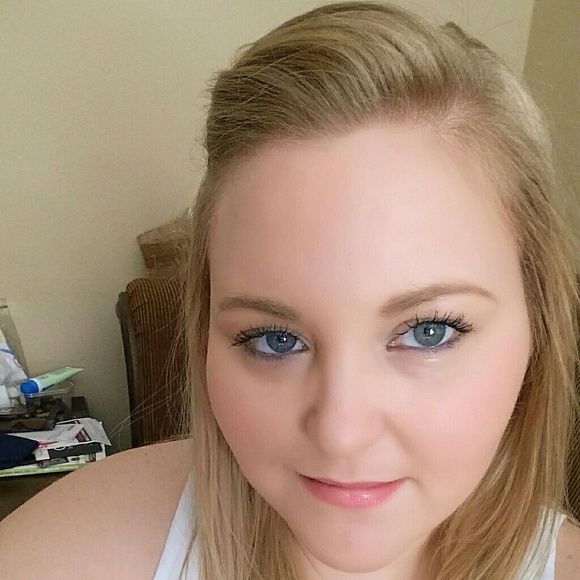 Profile Picture of Cassi Snedecor (@csned23) on Poshmark