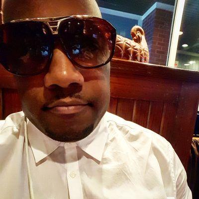 Profile Picture of Jamie Mcgrone (@jamiethewriter) on Twitter