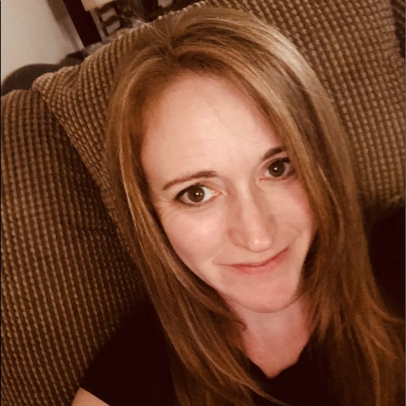 Profile Picture of Kari Barnett (@kbarnet79) on Poshmark