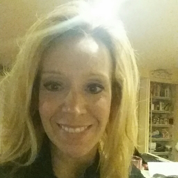 Profile Picture of Brenda Jolley (@ba37575) on Poshmark