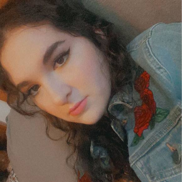 Profile Picture of Chelsey Annear (@annearzone5) on Poshmark