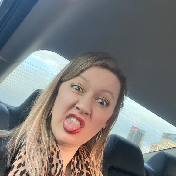 Profile Picture of Emily Cooper (@emzcooper) on Poshmark