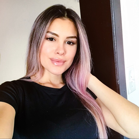 Profile Picture of Isabella Chaves (@isabella_chaves) on Poshmark