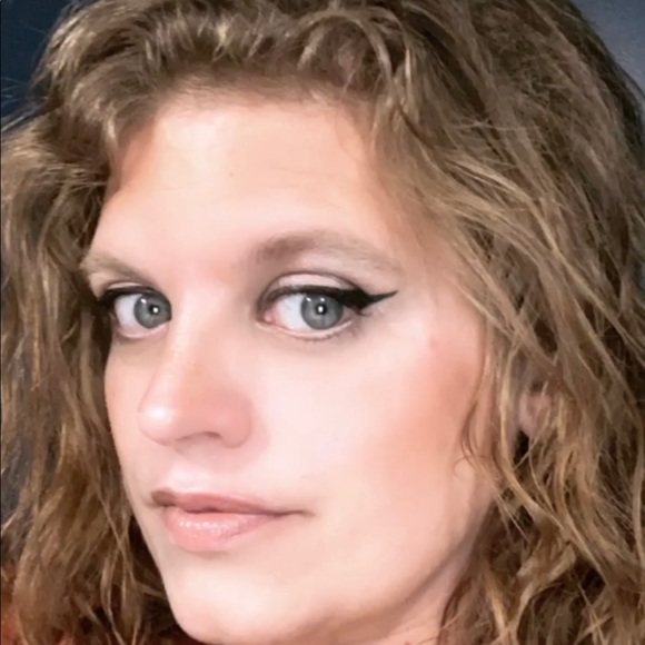 Profile Picture of Erica Schultz (@ericaschultz986) on Poshmark