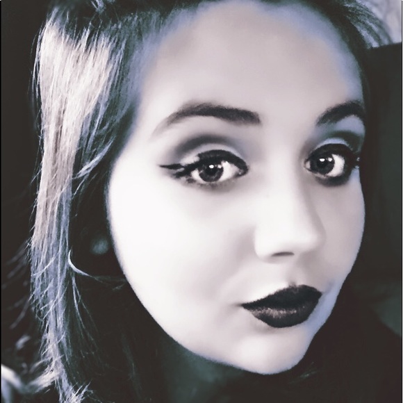 Profile Picture of Abigail Lanham (@abigailscorner) on Poshmark