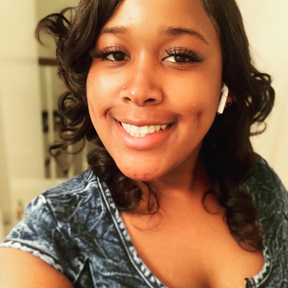 Profile Picture of Danielle Mingo (@daniming) on Poshmark