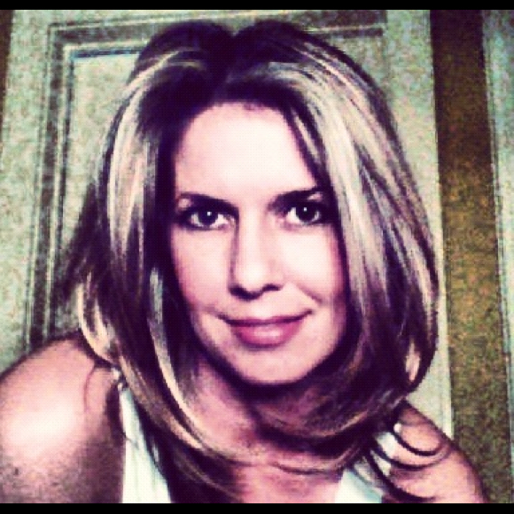 Profile Picture of Shannon Bludau (@shannon80) on Poshmark