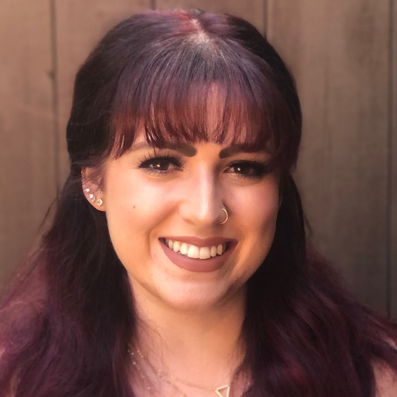 Profile Picture of Laura Upham (@maxwelllv5) on Poshmark