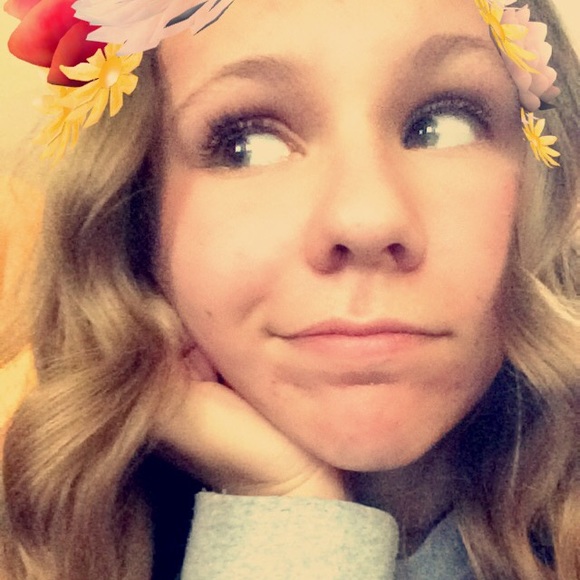 Profile Picture of Halle Labishak (@hallelabishak) on Poshmark