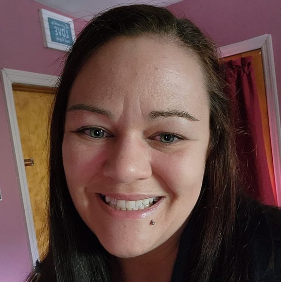 Profile Picture of Kelly Kasdaglis (@kissmine0504) on Poshmark