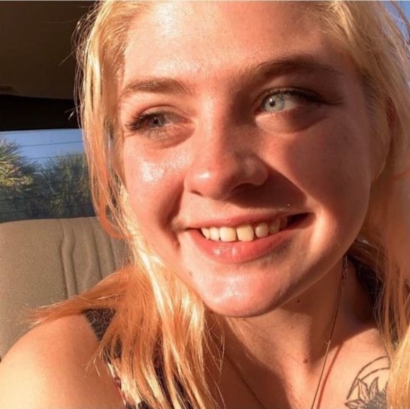 Profile Picture of Ellie Epright (@ellie_epright) on Poshmark