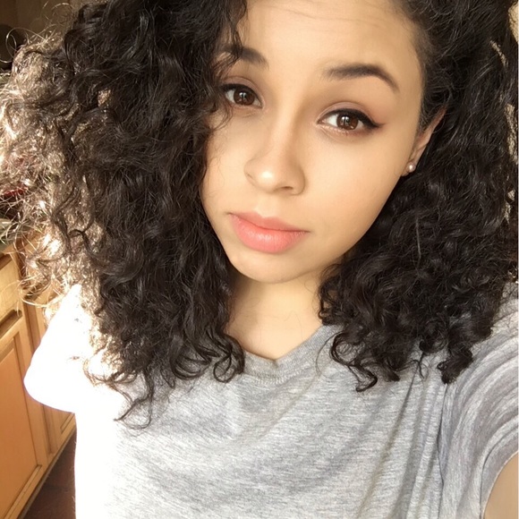 Profile Picture of Nicole Bellaflores (@nikosays) on Poshmark