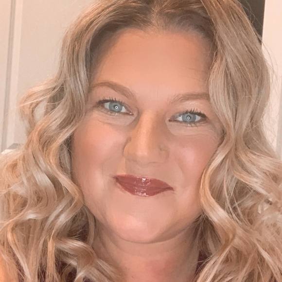 Profile Picture of Lisa Brydges (@lisabrydges) on Poshmark