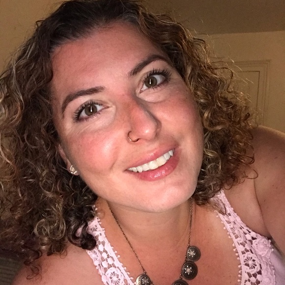 Profile Picture of Amanda Stuby (@amandastuby) on Poshmark