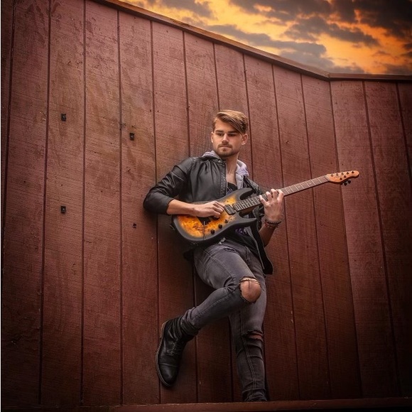 Profile Picture of Tony Clackler (@tony_clackler) on Poshmark
