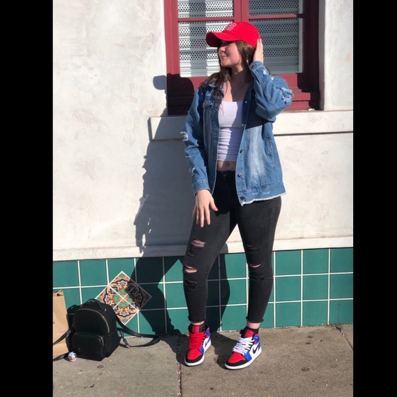 Profile Picture of Alyssa Devries (@alyssadev01) on Poshmark