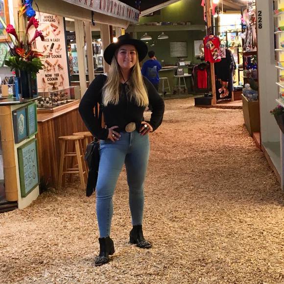 Profile Picture of Ericka Vladovich (@erickakv) on Poshmark