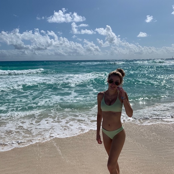 Profile Picture of Elise Karbonik (@elise22277) on Poshmark