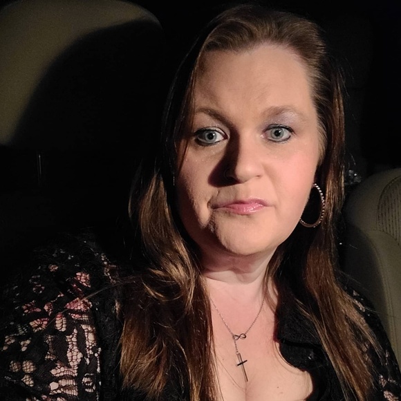 Profile Picture of Lora Leach (@babyblues4u) on Poshmark