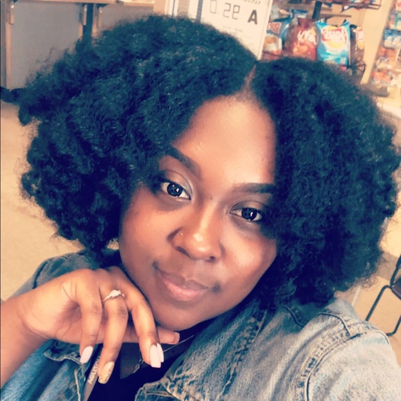 Profile Picture of Alexia Randleman (@lovedbytheworld) on Poshmark