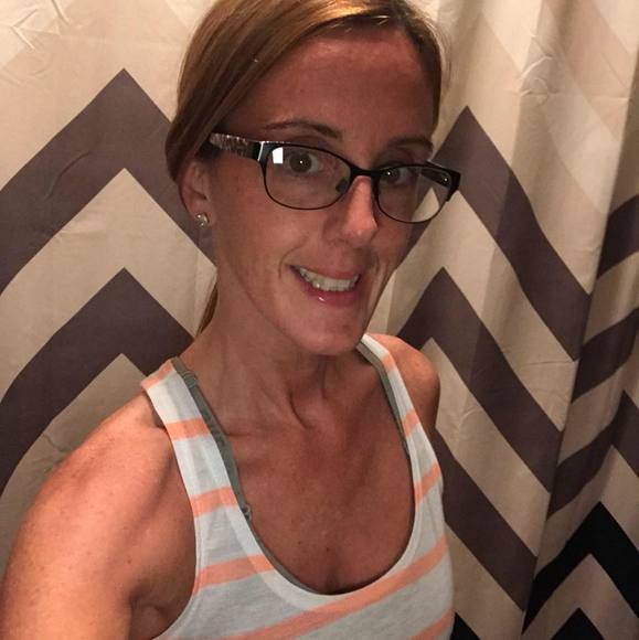 Profile Picture of April Bigness (@abignes) on Poshmark