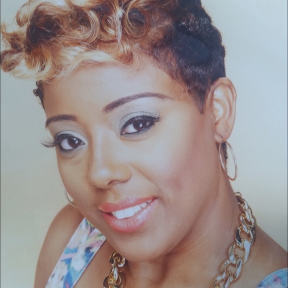 Profile Picture of Jelita L (@luvlylyfe) on Poshmark