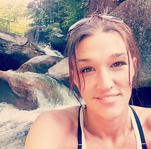 Profile Picture of Amber Hinkson (@ahinkson95) on Poshmark