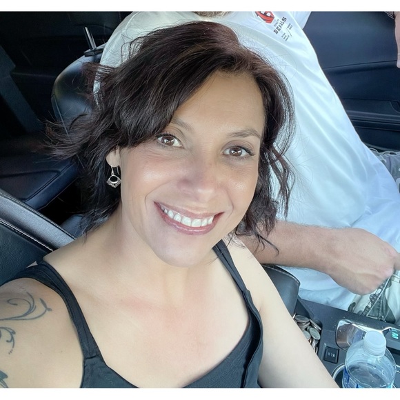 Profile Picture of Tammy Foster (@tammyhowerton) on Poshmark