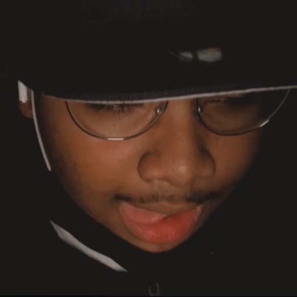 Profile Picture of Andrew Leaks (@andrewleaks2004) on Poshmark