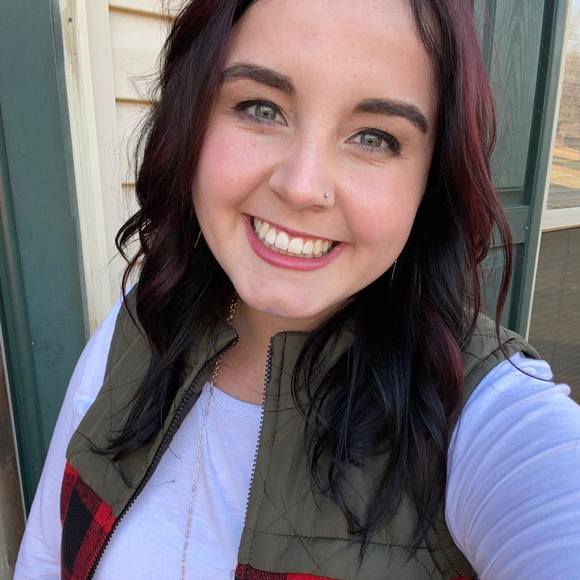 Profile Picture of Allie Schleusner (@al_pal17) on Poshmark