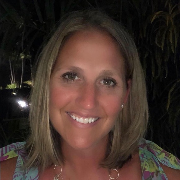 Profile Picture of Julie Mickschl (@julmickschl) on Poshmark