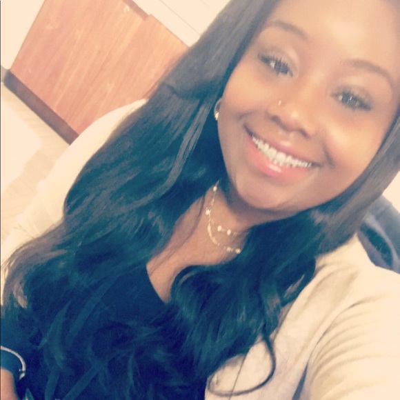 Profile Picture of Erika Bankhead (@erieelise) on Poshmark