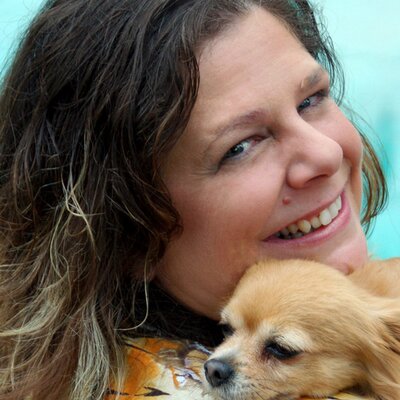 Profile Picture of Carolyn McCray (@craftycmc) on Twitter