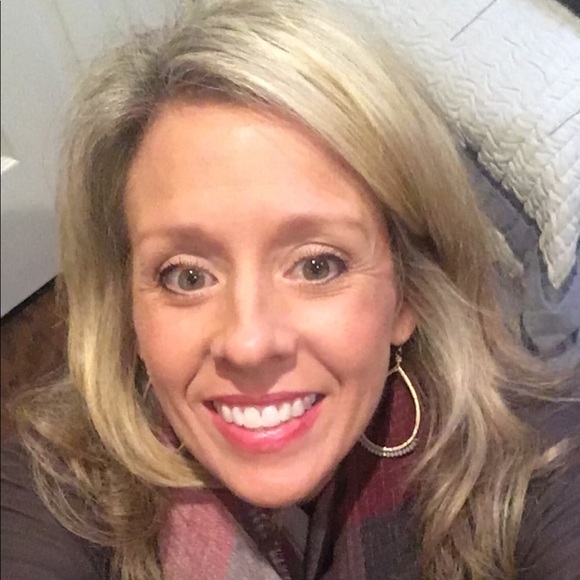 Profile Picture of Robin Bryan (@rlbryan) on Poshmark