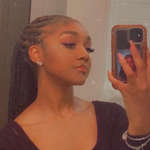 Profile Picture of Makayla Thomas (@bxrely) on Poshmark