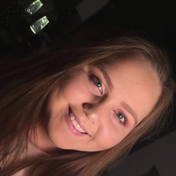 Profile Picture of Regan Newport (@reganmarie00) on Poshmark