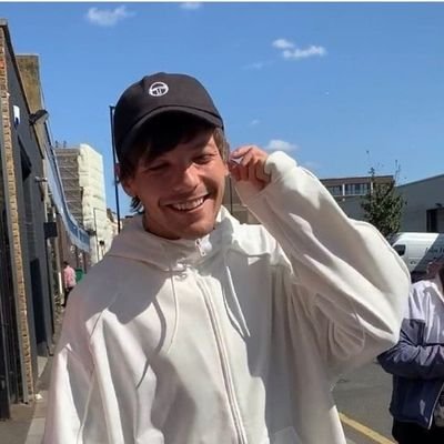 Profile Picture of 𝓐𝓵𝓮𝔁 𝓲𝓼 𝓼𝓮𝓮𝓲𝓷𝓰 𝓛𝓸𝓾𝓲𝓼 ✨🇨🇱 (@louisxadidass) on Twitter