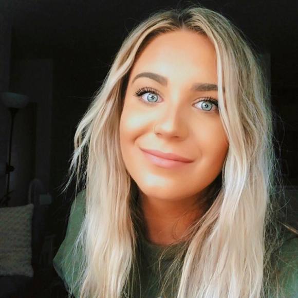 Stephanie Thorson - Poshmark Profile Picture of Stephanie Thorson (@highandtiet) on Poshmark