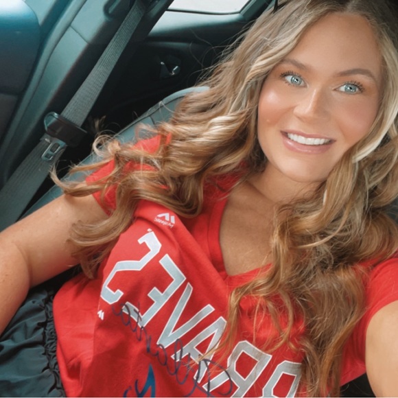 Profile Picture of Rachel Downs (@raedowns) on Poshmark